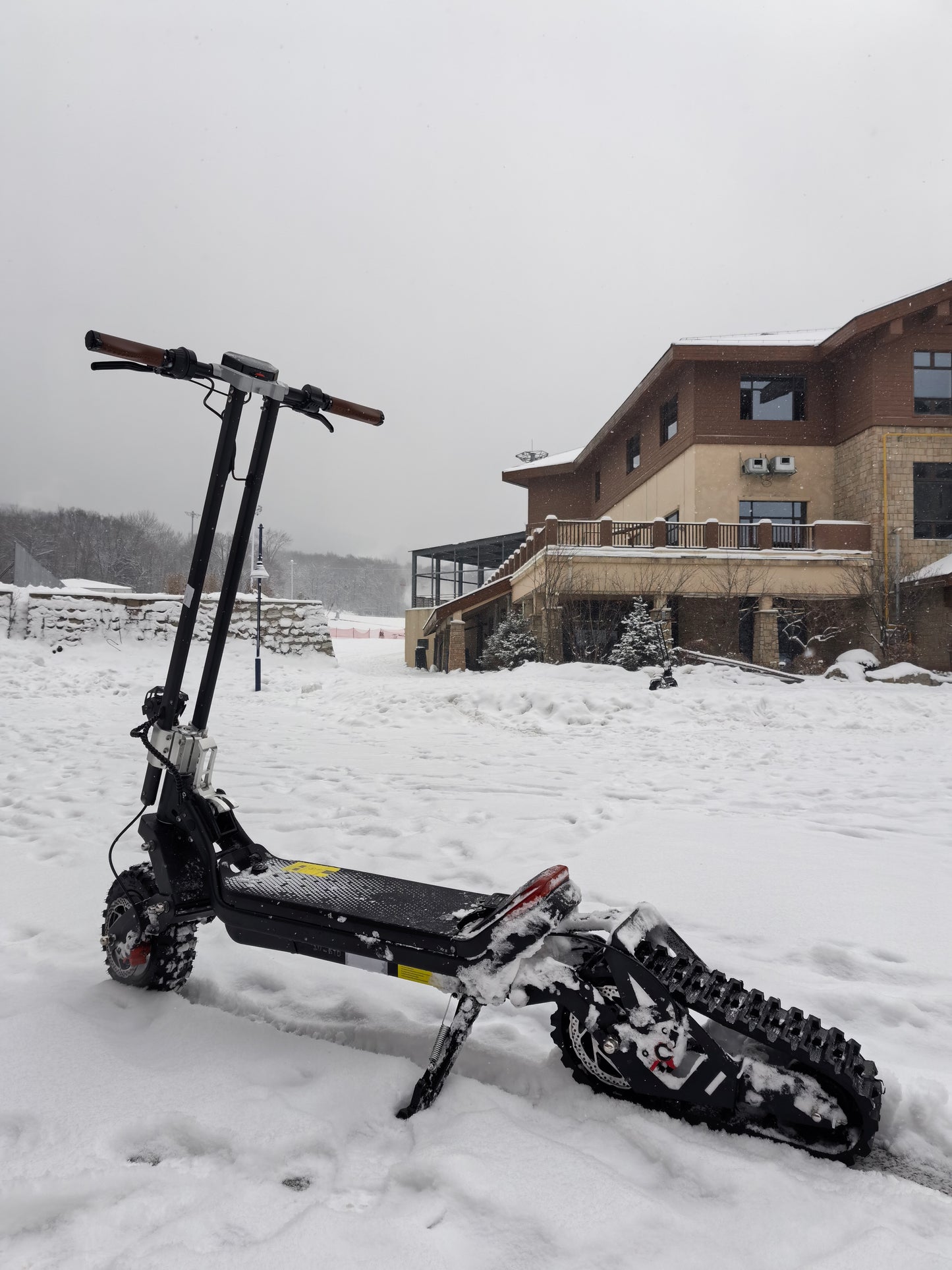 G63 - Convertible Snow Kit: Snowboard and 2200W Peak Nylon Mesh Rubber Track Motor