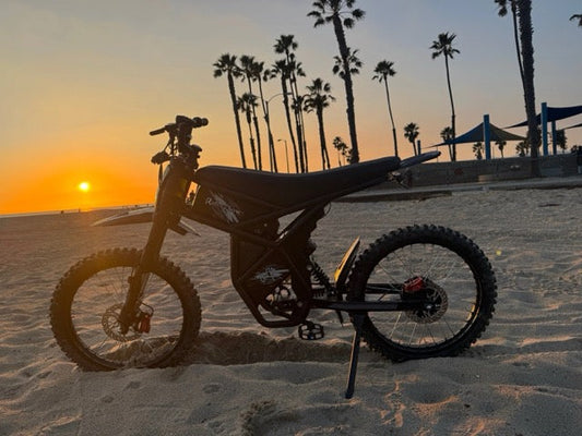 Sunset picture of the Riding Times GT73 e-bike at the beach.