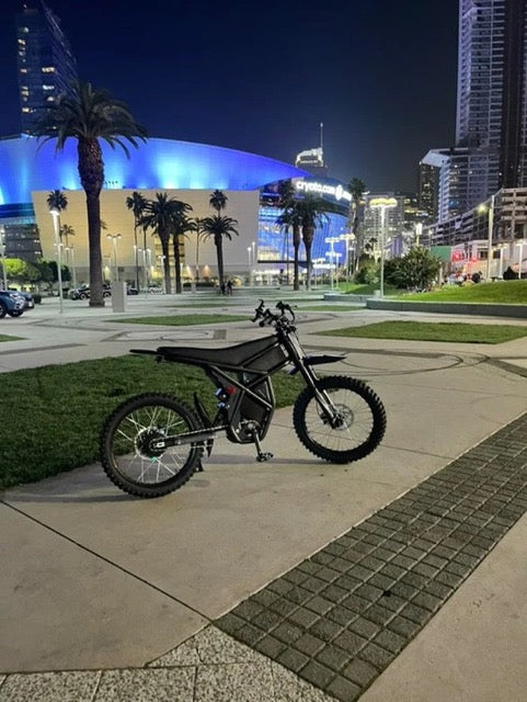 HRiding Times e-bike provides ideal urban e-commute solutions in a city setting, showcasing a modern, sustainable way to travel.